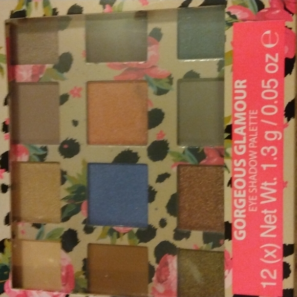 Betsey Johnson Eyeshadow kit - Picture 2 of 9